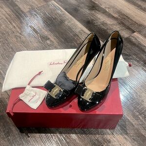 NIB Salvatore Ferrafamo OSIMO Vera bow pumps sz 7.5